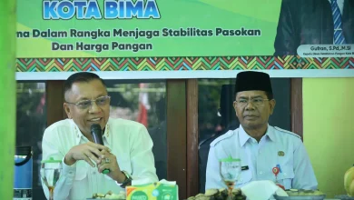 Wali Kota Bima, H. A. Rahman H. Abidin (kiri) saat memberikan bantuan minyak dan beras kepada masyarakat Kelurahan Kolo, Rabu, 22 April 2026.