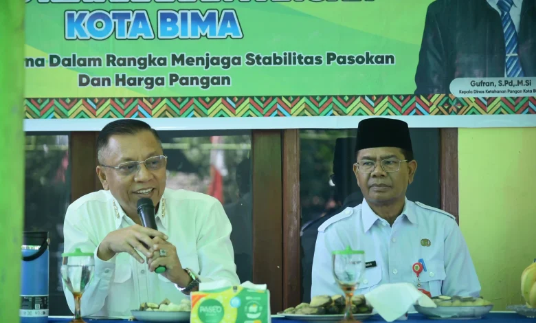 Wali Kota Bima, H. A. Rahman H. Abidin (kiri) saat memberikan bantuan minyak dan beras kepada masyarakat Kelurahan Kolo, Rabu, 22 April 2026.