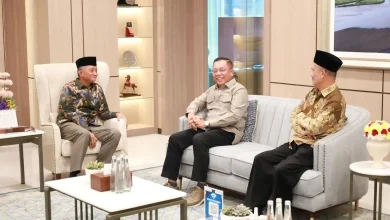 Wali Kota Bima, H. A. Rahman (tengah) saat menemui Menteri Pekerjaan Umum (PU), Dody Hanggodo (kiri) pada Selasa, 28 April 2026.