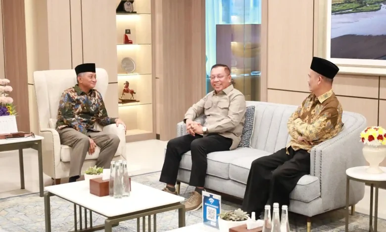 Wali Kota Bima, H. A. Rahman (tengah) saat menemui Menteri Pekerjaan Umum (PU), Dody Hanggodo (kiri) pada Selasa, 28 April 2026.