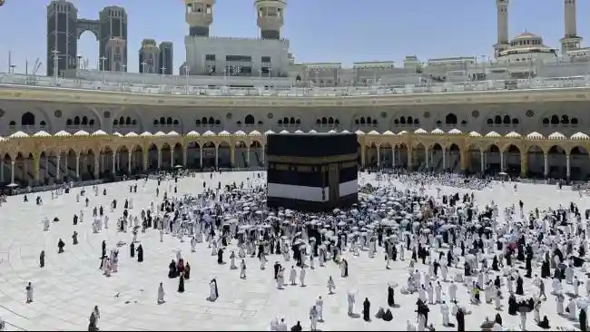 Suasana pelaksanaan tawaf di Masjidil Haram, Makkah, Arab Saudi.