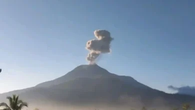 Gunung Lewotobi Laki-laki di Kabupaten Flores Timur, NTT, kembali erupsi pada Rabu, 15 April 2026.