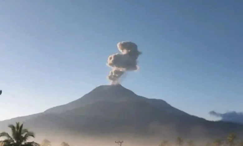 Gunung Lewotobi Laki-laki di Kabupaten Flores Timur, NTT, kembali erupsi pada Rabu, 15 April 2026.