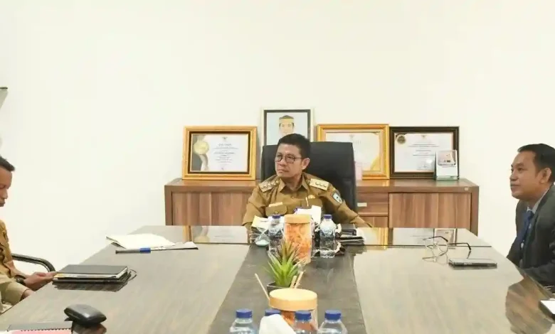 Bupati Dompu, Bambang Firdaus (tengah) menerima kunjungan dari Unbim MFH Mataram.