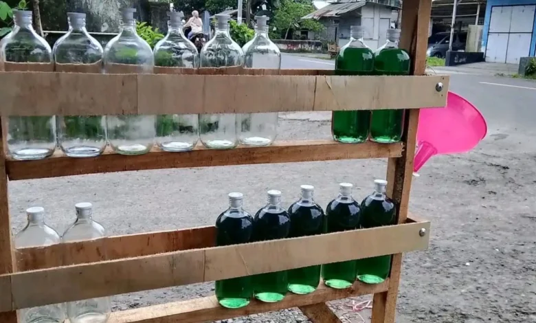 Ilustrasi BBM subsidi yang dijual eceran