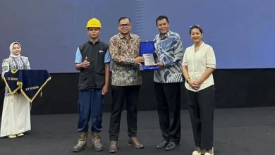 Bupati Jarot Hadiri Wisuda UT School AMMAN Sumbawa