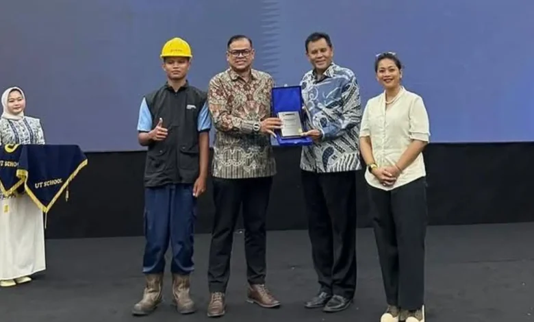 Bupati Jarot Hadiri Wisuda UT School AMMAN Sumbawa