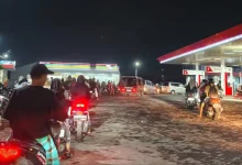 Antrean mengular di SPBU Pagesangan, Kota Mataram, pada Selasa malam, 31 Maret 2026, buntut isu kenaikan harga BBM per 1 April 2026.