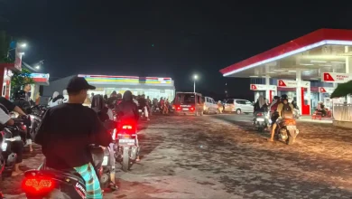 Antrean mengular di SPBU Pagesangan, Kota Mataram, pada Selasa malam, 31 Maret 2026, buntut isu kenaikan harga BBM per 1 April 2026.