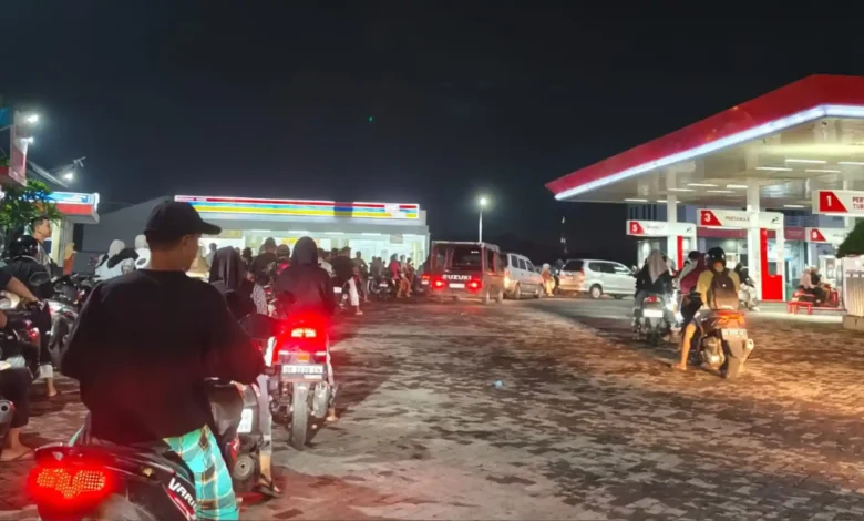 Antrean mengular di SPBU Pagesangan, Kota Mataram, pada Selasa malam, 31 Maret 2026, buntut isu kenaikan harga BBM per 1 April 2026.