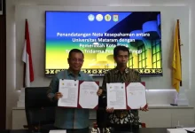 Wali Kota Bima, H. A. Rahman (kiri) bersama Rektor Unram, Prof. Sukardi (kanan) saat penandatanganan Nota Kesepahaman pada Jumat, 17 April 2026.