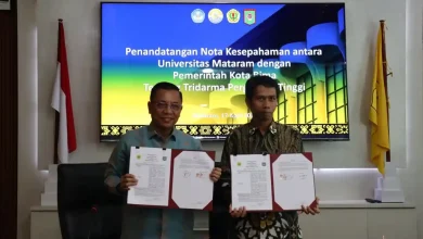 Wali Kota Bima, H. A. Rahman (kiri) bersama Rektor Unram, Prof. Sukardi (kanan) saat penandatanganan Nota Kesepahaman pada Jumat, 17 April 2026.