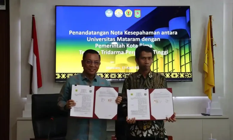 Wali Kota Bima, H. A. Rahman (kiri) bersama Rektor Unram, Prof. Sukardi (kanan) saat penandatanganan Nota Kesepahaman pada Jumat, 17 April 2026.