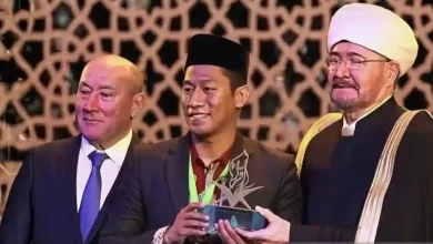 Qari kelahiran Bima, Imranul Karim (tengah), menerima tropi juara pertama pada ajang Musabaqah Tilawatil Quran (MTQ) Internasional 2026 di Kota Kazan, Rusia.