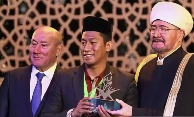 Qari kelahiran Bima, Imranul Karim (tengah), menerima tropi juara pertama pada ajang Musabaqah Tilawatil Quran (MTQ) Internasional 2026 di Kota Kazan, Rusia.