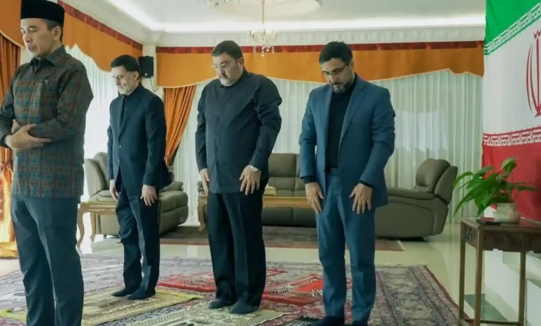 TGB saat menjadi imam salat asar di kediaman Duta Besar Republik Islam Iran di Jakarta.