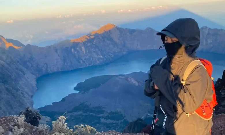 Potret salah satu pendaki di puncak Gunung Rinjani.