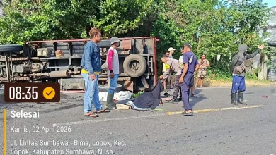 Kecelakaan Truk di Depan Alfamart Lopok Sumbawa
