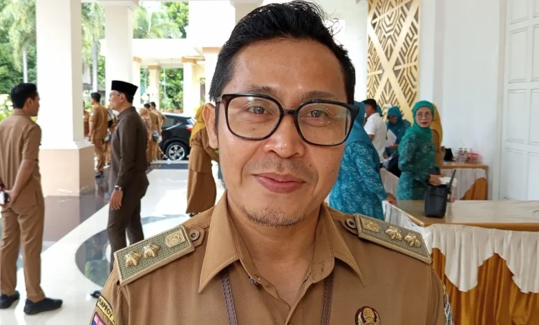 Lurah Kelurahan Monjok Timur Sumanto