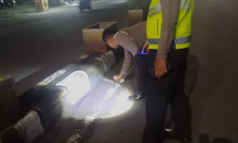 Olah TKP Kecelakaan Tunggal di Jalan Bung Karno Mataram