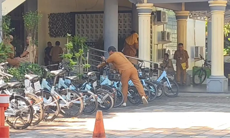 Pegawai Pemkot Mataram Mengeluhkan Kebijakan Pakai Sepeda ke Kantor