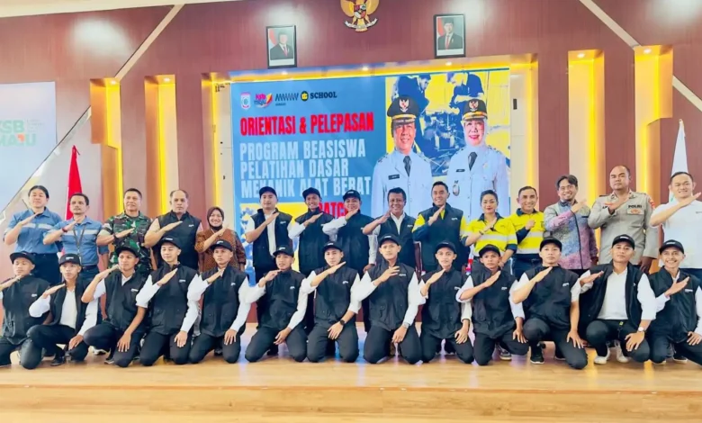 Bupati Amar Lepas 16 Peserta Beasiswa AMMAN-UT School Batch I ke Jakarta