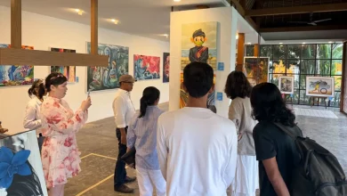 Pengunjung Pameran Seni Rplay Lombok