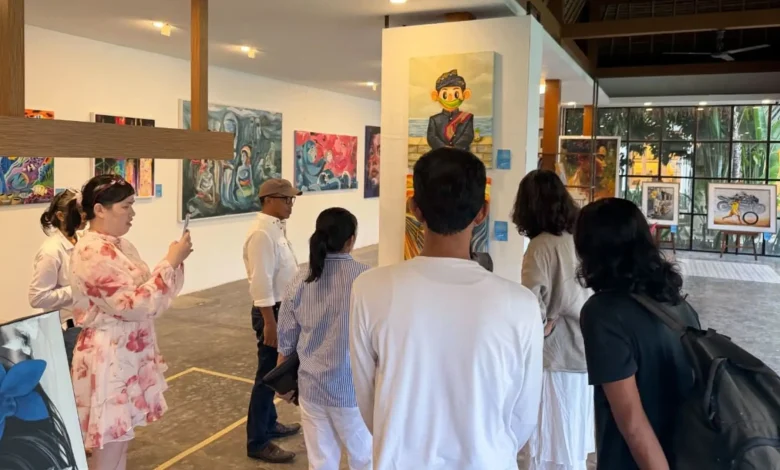 Pengunjung Pameran Seni Rplay Lombok