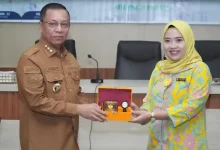 Wali Kota Bima, H. A. Rahman H. Abidin (kiri), bersama Rektor Unbim Internasional MFH Mataram, Ajeng Dian Partiwi (kanan), saat penandatanganan MoU peningkatan kualitas SDM.