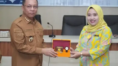Wali Kota Bima, H. A. Rahman H. Abidin (kiri), bersama Rektor Unbim Internasional MFH Mataram, Ajeng Dian Partiwi (kanan), saat penandatanganan MoU peningkatan kualitas SDM.