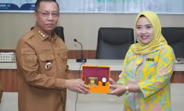 Wali Kota Bima, H. A. Rahman H. Abidin (kiri), bersama Rektor Unbim Internasional MFH Mataram, Ajeng Dian Partiwi (kanan), saat penandatanganan MoU peningkatan kualitas SDM.