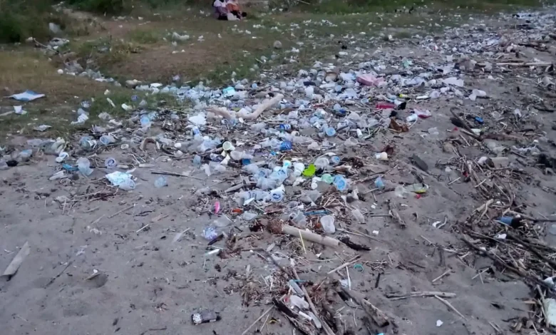Sampah di Pantai Samota Sumbawa