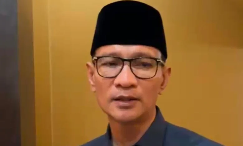 Wali Kota Mataram Mohan Roliskana