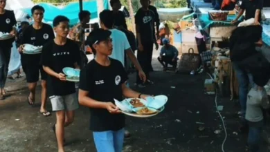 Warga Gotong Royong di Sembalun