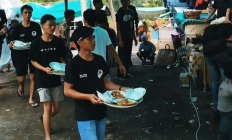 Warga Gotong Royong di Sembalun