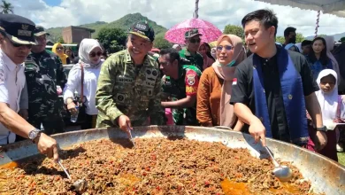 YouTuber kuliner Indonesia, Bobon Santoso bersama Dandim 1608/Bima, Samuel Asdianto Limbongan saat memasak besar di Lapangan Garuda, Desa Nisa, Kecamatan Woha, Kabupaten Bima pada Rabu, 8 April 2026.