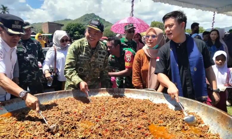 YouTuber kuliner Indonesia, Bobon Santoso bersama Dandim 1608/Bima, Samuel Asdianto Limbongan saat memasak besar di Lapangan Garuda, Desa Nisa, Kecamatan Woha, Kabupaten Bima pada Rabu, 8 April 2026.