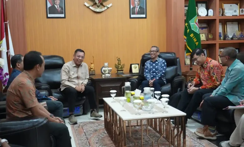 Wali Kota Bima, H. A. Rahman H. Abidin (kiri) menerima kunjungan Pusbindiklatren Bappenas RI pada Kamis, 9 April 2026.