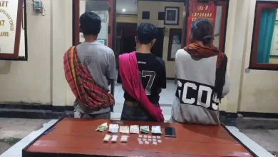 Tiga terduga pengedar sabu di Lambu Bima berhasil diamankan Personel Polsek Lambu pada Jumat, 10 April 2026.