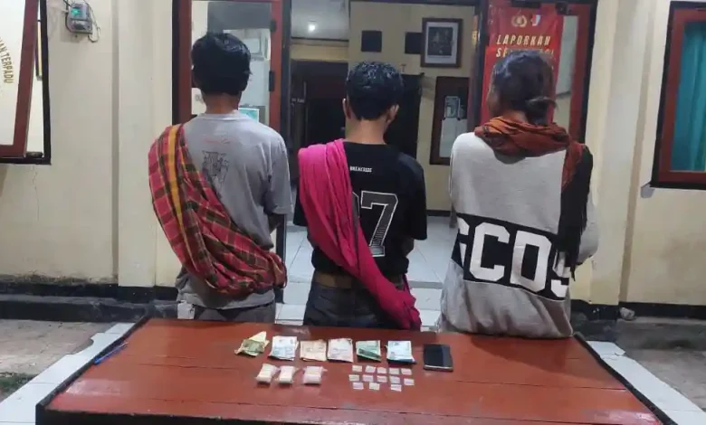 Tiga terduga pengedar sabu di Lambu Bima berhasil diamankan Personel Polsek Lambu pada Jumat, 10 April 2026.