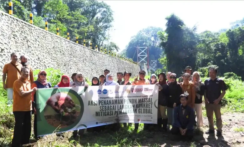 Kegiatan penanaman pohon oleh Fatepa Unram dan UPM Malaysia di Lombok Tengah.
