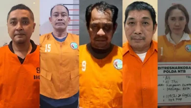 Dari kiri ke kanan tersangka kasus TPPU narkoba yang ditetapkan Bareskrim Polri: Didik Putra Kuncoro, Malaungi, Abdul Hamid alias Boy, Alex Iskandar, dan Ais Setiawati.