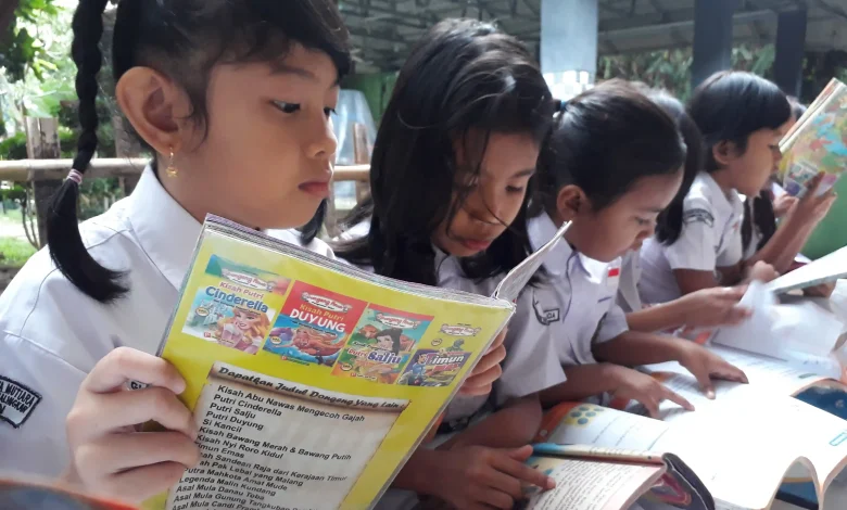 Ilustrasi siswa SD membaca buku pendidikan.