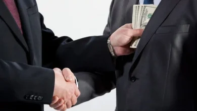 Ilustrasi seseorang menerima suap.