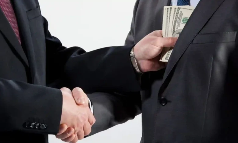 Ilustrasi seseorang menerima suap.