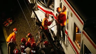 Upaya penyelamatan korban kecelakaan Kereta Api di Stasiun Bekasi Timur.