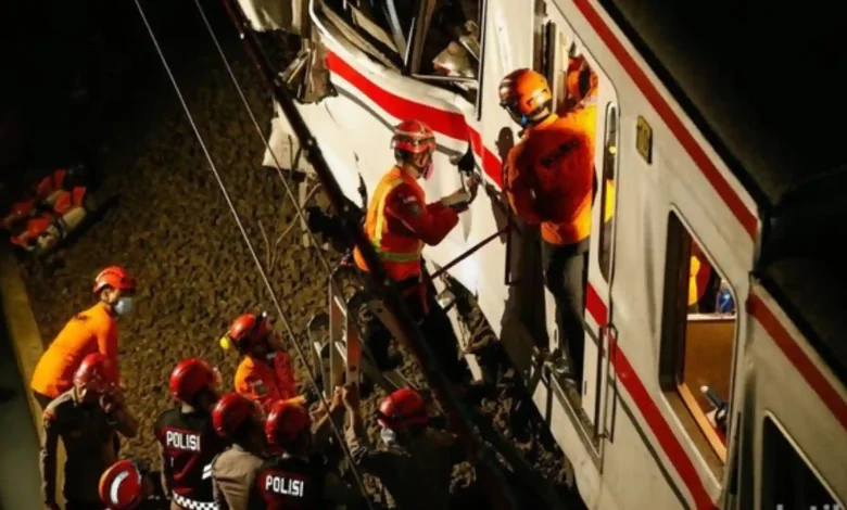 Upaya penyelamatan korban kecelakaan Kereta Api di Stasiun Bekasi Timur.