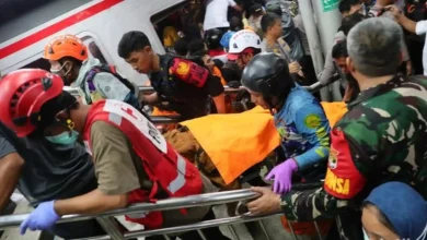 Petugas mengevakuasi korban kecelakaan kereta di Stasiun Bekasi Timur.