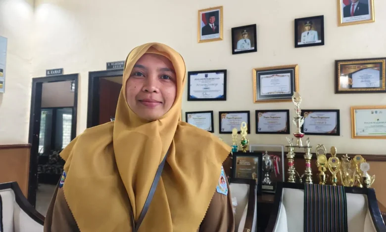 Camat Sandubaya Henny Suyasih