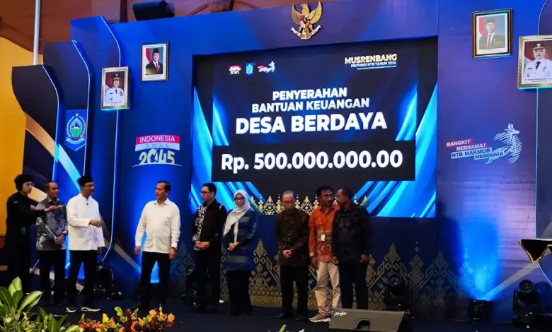 Gubernur Iqbal Serahkan Rp300-Rp500 Juta untuk Desa di NTB